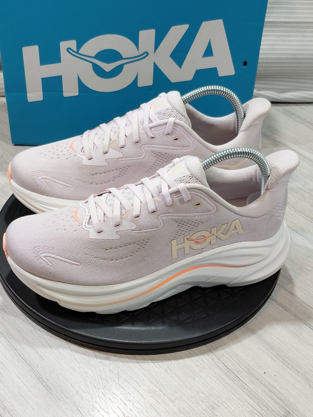 NEW HOKA Women's Clifton 10 Running Shoes - Lilac & Tangerine SIZE 8B MEDIUM